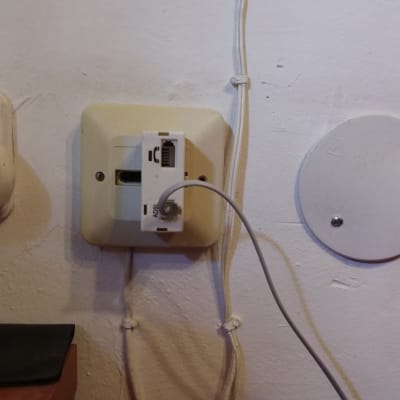 שקע חשמל עם כבל מחובר לקיר