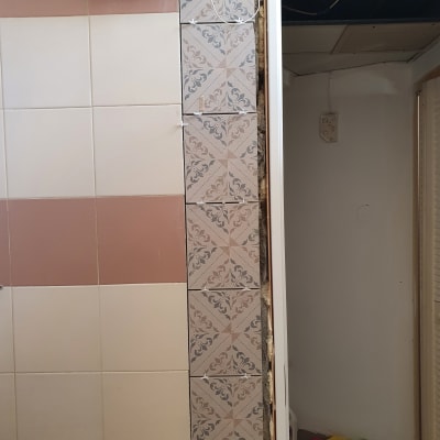 קיר עם אריחים חדשים בתהליך התקנה