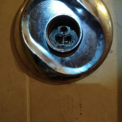 חלק מתכת עגול עם חור במרכז