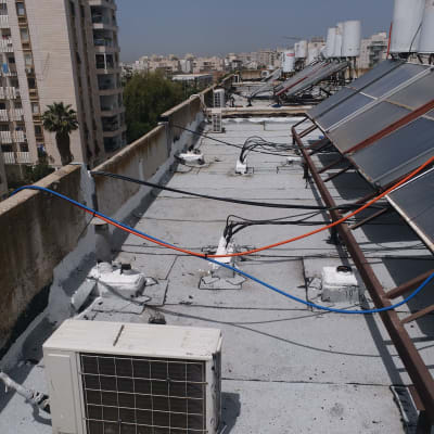 גג עם צינורות ואיטום סביב חיבורים