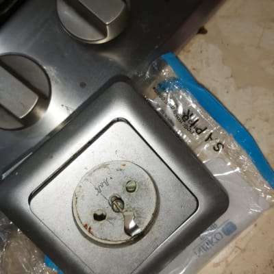 שקע חשמלי ישן על רקע כיריים