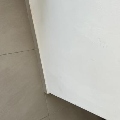 קיר צבוע בלבן עם סימני מברשת