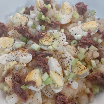 סלט תפוחי אדמה עם ביצים, בשר ובצל ירוק