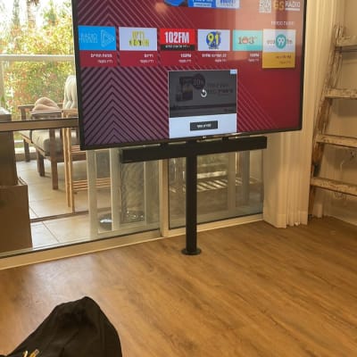 טלוויזיה על מעמד, כבלים על הרצפה, תיק נשיאה