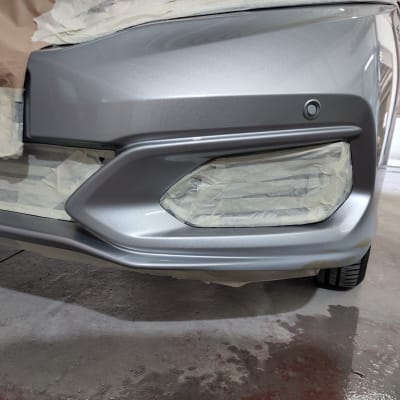 חלק קדמי של רכב עם מסכה לצביעה