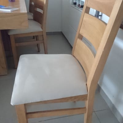 כיסא עץ עם ריפוד בהיר