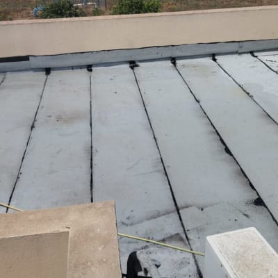 גג אטום ביריעות ביטומניות עם חיבורים שחורים