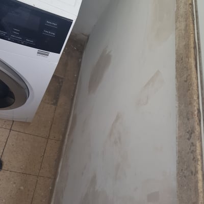 קיר עם תיקוני צבע וטיח