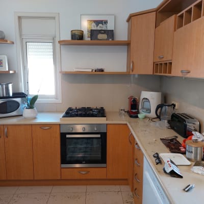 מטבח עם תנור, כיריים, מיקרוגל ומכונת קפה