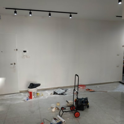 כלי עבודה לצביעה על רצפה, כולל רולר ודלי צבע