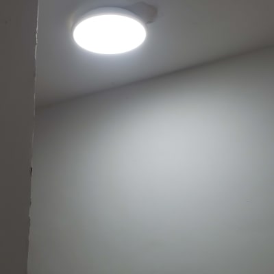 תאורה עגולה מותקנת בתקרה לבנה