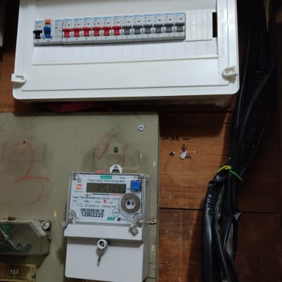 לוח חשמל עם מפסקים ומונה חשמל