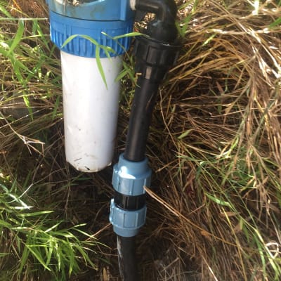 מסנן מים עם צינור וחיבורים בגינה