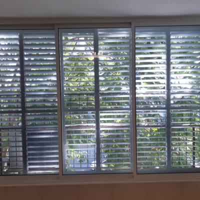 תריסי אלומיניום בחלון גדול