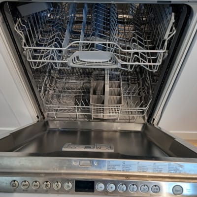 מדיח כלים פתוח עם כפתורי הפעלה ותצוגה