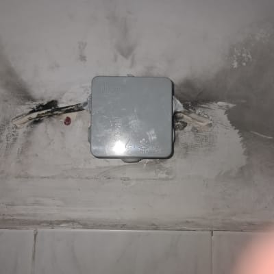 קופסת חיבורים חשמלית מותקנת על קיר