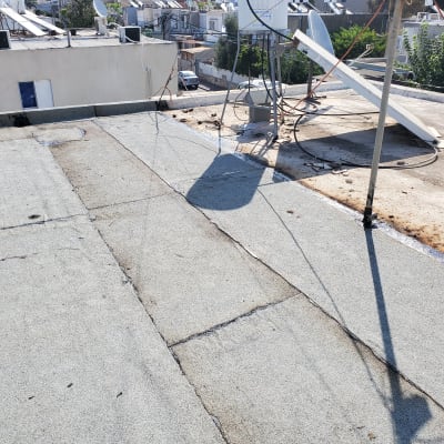 גג עם יריעות איטום ושיפועים לניקוז מים