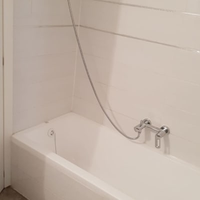 אמבטיה עם ברז ומקלחת יד