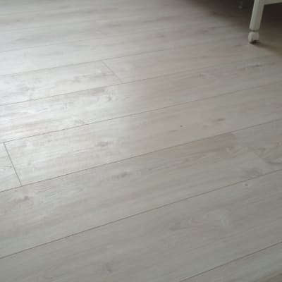 רצפת פרקט עץ בהירה בחדר מואר