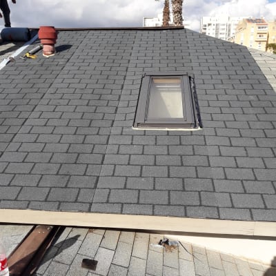 גג רעפים עם חלון סקיילייט וכלי עבודה