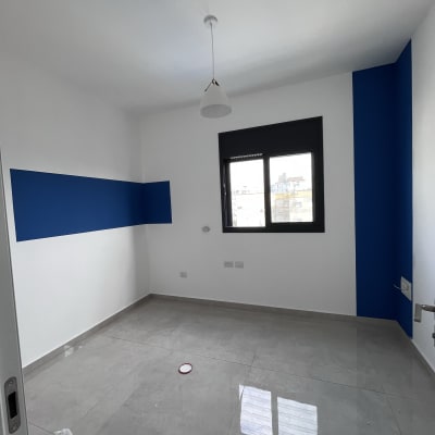 קיר צבוע בכחול ולבן עם חלון