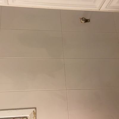 קיר עם אריחים וחורים להתקנה