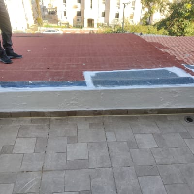 איטום גג עם חומר לבן ואפור