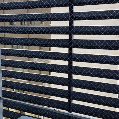 רשת מתכת למניעת כניסת יונים במרפסת