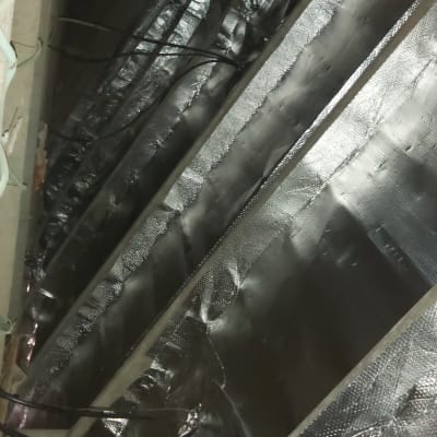 גג עם בידוד מתכתי וכבלים חשמליים