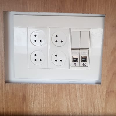 שקעי חשמל ויציאות רשת על קיר עץ