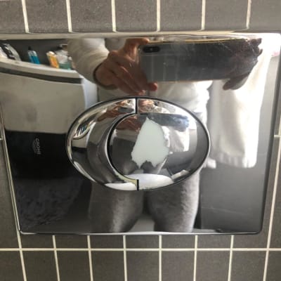 לחצן הדחה כסוף עם סמל של חברת גרואה