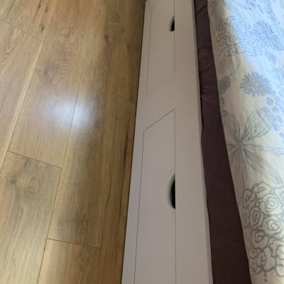 מגירות עץ מובנות מתחת למיטה על רצפת עץ