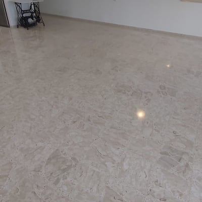 רצפה נקייה ומבריקה ללא חפצים נראים