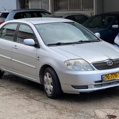 מכונית טויוטה כסופה חונה בחניון רטוב