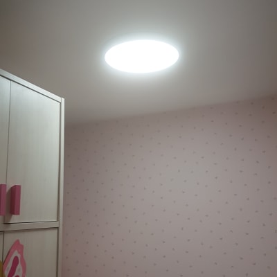 תאורה עגולה בתקרה מוארת בחדר