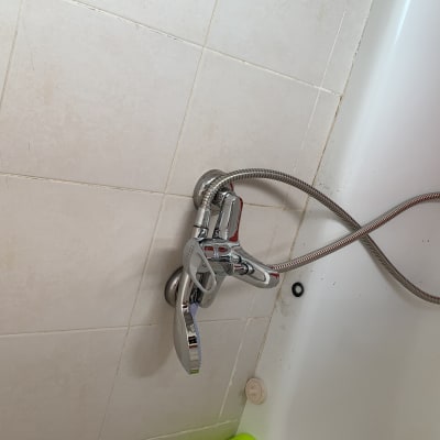 ברז אמבטיה עם צינור מתכת גמיש