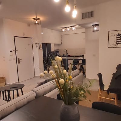 מנורות תלויות בתקרה עם נורות חשמליות דולקות