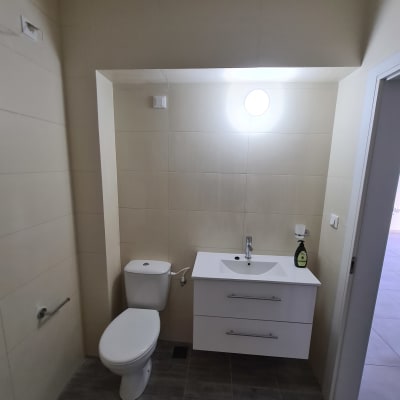 שירותים משופצים עם כיור חדש וקירות מרוצפים