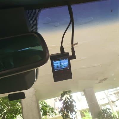 מצלמת רכב מותקנת על שמשת הרכב עם כבל חשמל