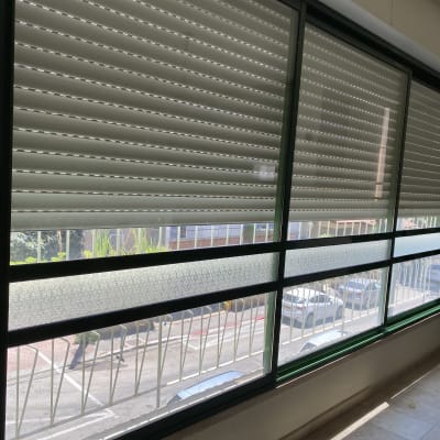 התריס נפל וכעת מתוקן. בתיקון הקודם שלא ע״י אריה היו רעשים. בתיקון של אריה אין- תזוזה חלקה. 