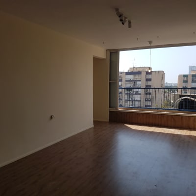 חדר ריק עם קיר צבוע ותאורה על התקרה