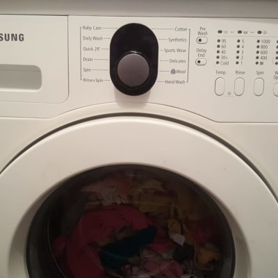 מכונת כביסה עם כפתורים ותצוגה דיגיטלית