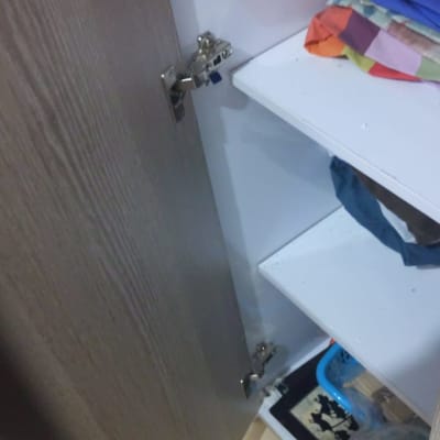 דלת ארון פתוחה עם צירים מתכתיים