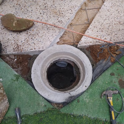 בור ביוב פתוח עם כלים לעבודה