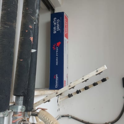 צינורות מבודדים ומחוברים לדוד שמש על קיר