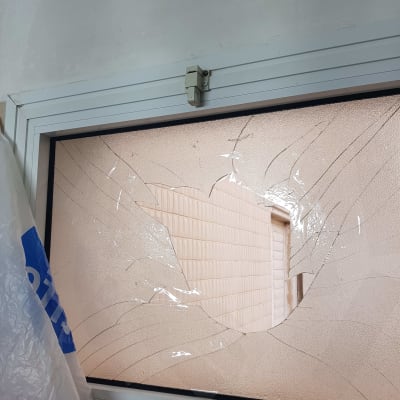 החלון השבור