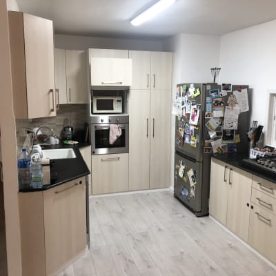 רצפת פרקט עץ בהירה במטבח מודרני