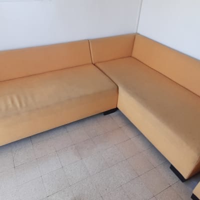 ספה כתומה עם כתמים על הריפוד