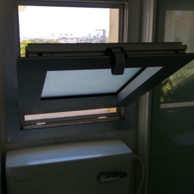 חלון אלומיניום פתוח עם מסגרת מתכת