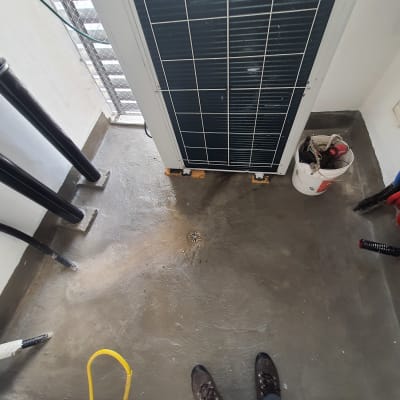 רצפה עם ניקוז, דלי וכלים להסרת יונים